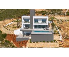 Villa moderna de lujo con vistas panorámicas al mar