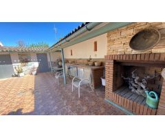 Casa con huerto, patio y amplio garaje en Grañén