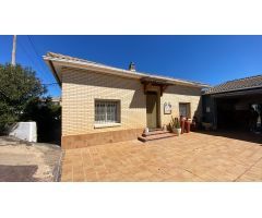 Casa con huerto, patio y amplio garaje en Grañén