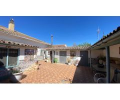 Casa con huerto, patio y amplio garaje en Grañén