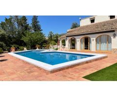 EN VENTA – EXCLUSIVO CHALET EN ONTINYENT CON EXCELENTE UBICACIÓN Y ENTORNO PRIVILEGIADO