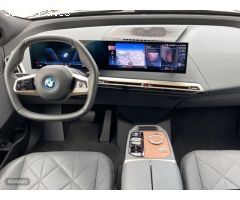 BMW iX xDrive40 240 kW (326 CV) de 2022 con 10.276 Km por 78.900 EUR. en Asturias