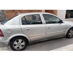 Opel Astra 1.2T XHT 96kW (130CV) Edition de 2004 con 300.000 Km por 1.300 EUR. en Almeria