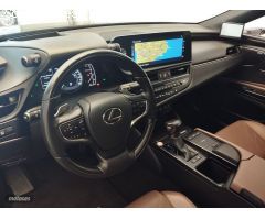 Lexus ES 2.5 300h Luxury D-View de 2021 con 20.953 Km por 49.900 EUR. en Asturias